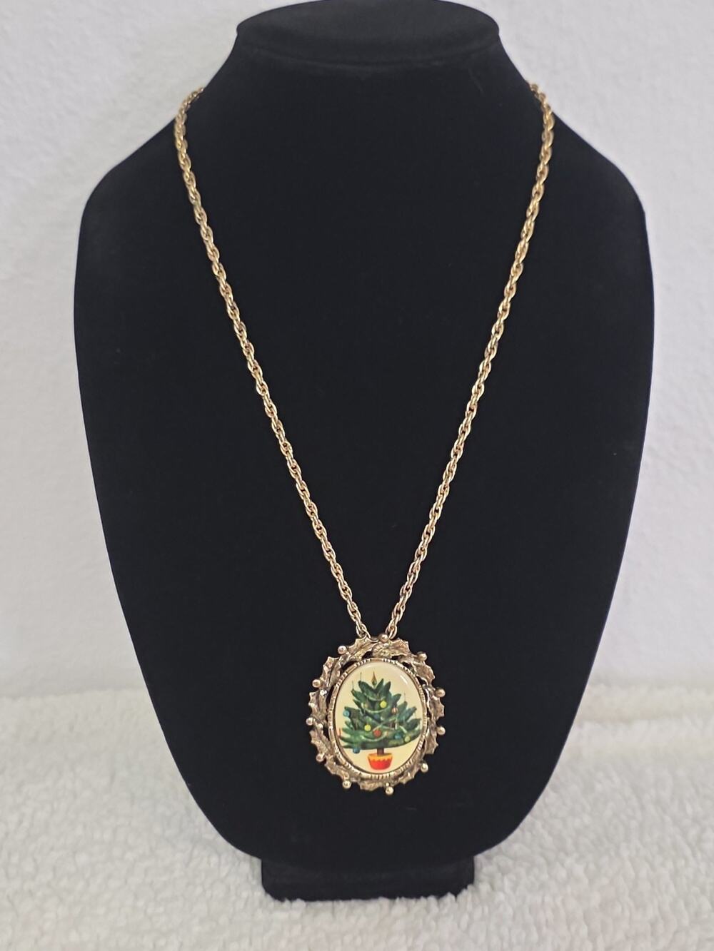 Vintage Christmas Tree Cameo Pendant Necklace Framed In Gold Tone Holly Leaves